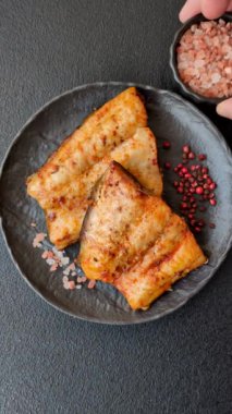 Tuzlu, baharatlı ve çimento kaplı ızgara balık filetosu.