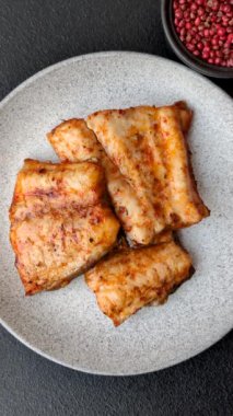 Tuzlu, baharatlı ve çimento kaplı ızgara balık filetosu.