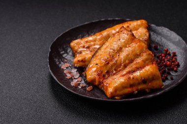 Tuzlu, baharatlı ve çimento kaplı ızgara balık filetosu.