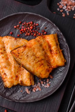 Tuzlu, baharatlı ve çimento kaplı ızgara balık filetosu.