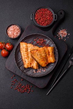 Tuzlu, baharatlı ve çimento kaplı ızgara balık filetosu.