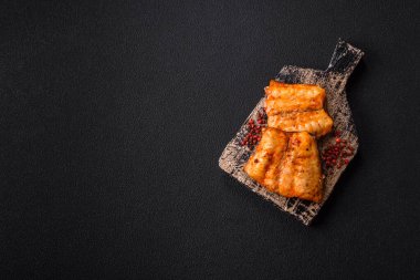 Tuzlu, baharatlı ve çimento kaplı ızgara balık filetosu.