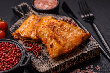 Tuzlu, baharatlı ve çimento kaplı ızgara balık filetosu.