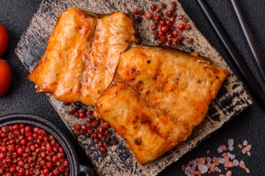 Tuzlu, baharatlı ve çimento kaplı ızgara balık filetosu.