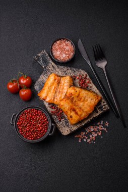 Tuzlu, baharatlı ve çimento kaplı ızgara balık filetosu.