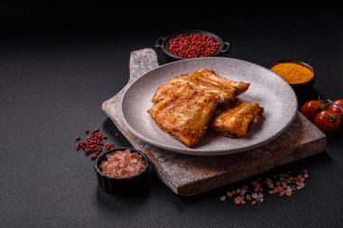 Tuzlu, baharatlı ve çimento kaplı ızgara balık filetosu.