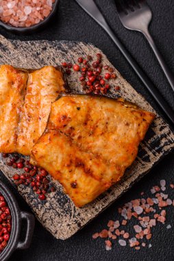 Tuzlu, baharatlı ve çimento kaplı ızgara balık filetosu.