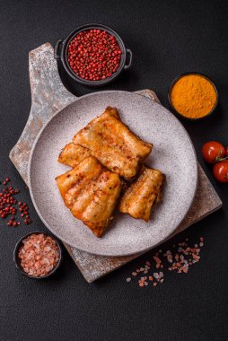 Tuzlu, baharatlı ve çimento kaplı ızgara balık filetosu.