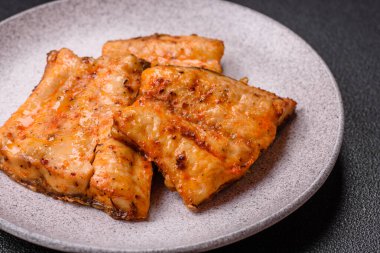 Tuzlu, baharatlı ve çimento kaplı ızgara balık filetosu.