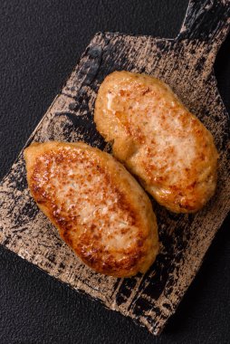 Lezzetli taze kıymalı balık pirzolası. Esmer arka planda baharatlar ve otlarla birlikte.