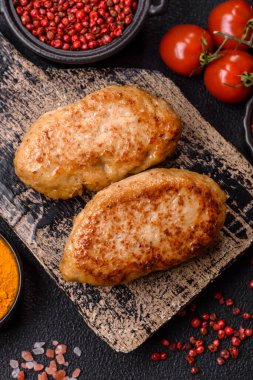 Lezzetli taze kıymalı balık pirzolası. Esmer arka planda baharatlar ve otlarla birlikte.