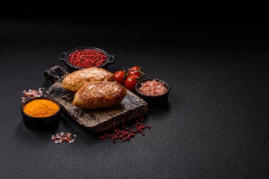 Lezzetli taze kıymalı balık pirzolası. Esmer arka planda baharatlar ve otlarla birlikte.