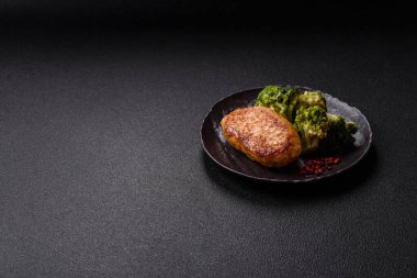 Lezzetli taze brokoli, dokulu beton arka planda seramik bir tabakta buğulanmış.