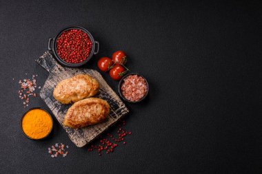 Lezzetli taze kıymalı balık pirzolası. Esmer arka planda baharatlar ve otlarla birlikte.