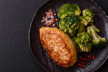 Lezzetli taze brokoli, dokulu beton arka planda seramik bir tabakta buğulanmış.