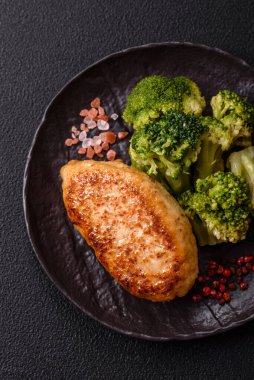 Lezzetli taze brokoli, dokulu beton arka planda seramik bir tabakta buğulanmış.