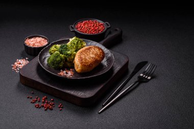 Lezzetli taze brokoli, dokulu beton arka planda seramik bir tabakta buğulanmış.