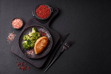 Lezzetli taze brokoli, dokulu beton arka planda seramik bir tabakta buğulanmış.