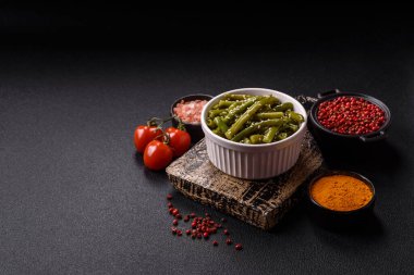 Zeytin yağı, susam tohumu, tuz ve baharatlı bir tabakta haşlanmış yeşil fasulye.