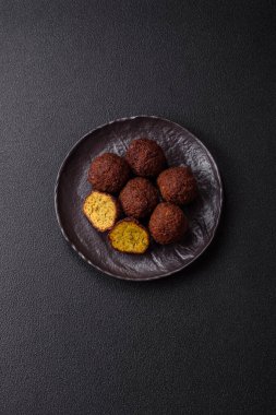 Kızarmış nohut köftesi, tuzlu, baharatlı ve otlu. Vejetaryen ve vejetaryen yemekleri.