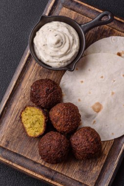 Kızarmış nohut köftesi, tuzlu, baharatlı ve otlu. Vejetaryen ve vejetaryen yemekleri.