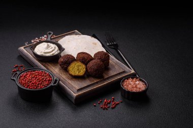 Kızarmış nohut köftesi, tuzlu, baharatlı ve otlu. Vejetaryen ve vejetaryen yemekleri.