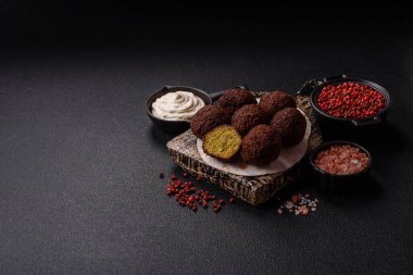 Kızarmış nohut köftesi, tuzlu, baharatlı ve otlu. Vejetaryen ve vejetaryen yemekleri.