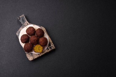 Kızarmış nohut köftesi, tuzlu, baharatlı ve otlu. Vejetaryen ve vejetaryen yemekleri.