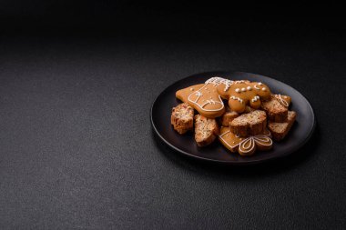 Noel cantuccini kurabiyeleri fındıklı ve şekerli meyveler, zencefilli ekmek, yeni yıl kutlaması için hazırlık