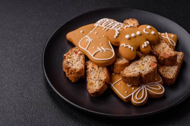 Noel cantuccini kurabiyeleri fındıklı ve şekerli meyveler, zencefilli ekmek, yeni yıl kutlaması için hazırlık