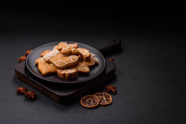 Noel cantuccini kurabiyeleri fındıklı ve şekerli meyveler, zencefilli ekmek, yeni yıl kutlaması için hazırlık