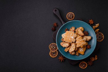 Noel cantuccini kurabiyeleri fındıklı ve şekerli meyveler, zencefilli ekmek, yeni yıl kutlaması için hazırlık