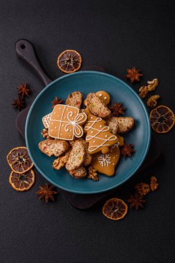 Noel cantuccini kurabiyeleri fındıklı ve şekerli meyveler, zencefilli ekmek, yeni yıl kutlaması için hazırlık