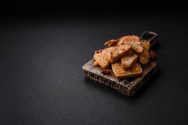 Noel cantuccini kurabiyeleri fındıklı ve şekerli meyveler, zencefilli ekmek, yeni yıl kutlaması için hazırlık