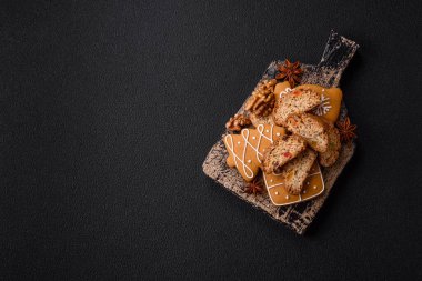 Noel cantuccini kurabiyeleri fındıklı ve şekerli meyveler, zencefilli ekmek, yeni yıl kutlaması için hazırlık