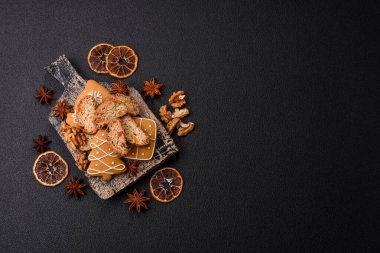 Noel cantuccini kurabiyeleri fındıklı ve şekerli meyveler, zencefilli ekmek, yeni yıl kutlaması için hazırlık