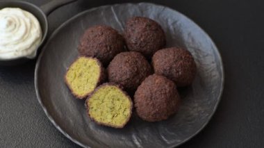 Kızarmış nohut köftesi, tuzlu, baharatlı ve otlu. Vejetaryen ve vejetaryen yemekleri.