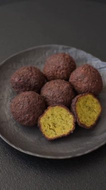 Kızarmış nohut köftesi, tuzlu, baharatlı ve otlu. Vejetaryen ve vejetaryen yemekleri.