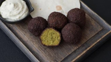 Kızarmış nohut köftesi, tuzlu, baharatlı ve otlu. Vejetaryen ve vejetaryen yemekleri.