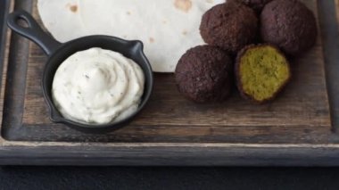 Kızarmış nohut köftesi, tuzlu, baharatlı ve otlu. Vejetaryen ve vejetaryen yemekleri.