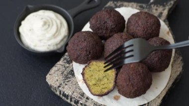 Kızarmış nohut köftesi, tuzlu, baharatlı ve otlu. Vejetaryen ve vejetaryen yemekleri.