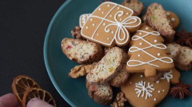 Noel cantuccini kurabiyeleri fındıklı ve şekerli meyveler, zencefilli ekmek, yeni yıl kutlaması için hazırlık