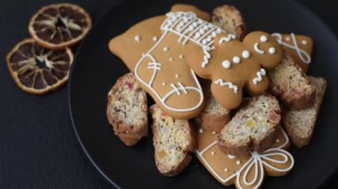 Noel cantuccini kurabiyeleri fındıklı ve şekerli meyveler, zencefilli ekmek, yeni yıl kutlaması için hazırlık