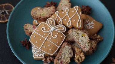 Noel cantuccini kurabiyeleri fındıklı ve şekerli meyveler, zencefilli ekmek, yeni yıl kutlaması için hazırlık