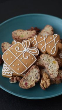 Noel cantuccini kurabiyeleri fındıklı ve şekerli meyveler, zencefilli ekmek, yeni yıl kutlaması için hazırlık