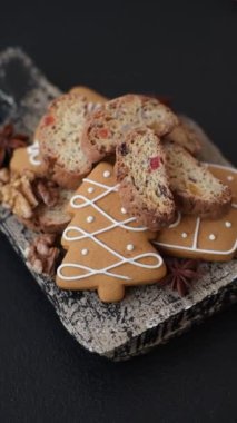 Noel cantuccini kurabiyeleri fındıklı ve şekerli meyveler, zencefilli ekmek, yeni yıl kutlaması için hazırlık