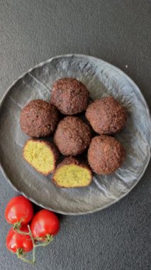 Kızarmış nohut köftesi, tuzlu, baharatlı ve otlu. Vejetaryen ve vejetaryen yemekleri.
