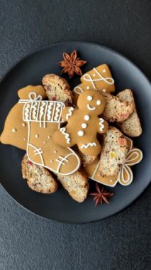 Noel cantuccini kurabiyeleri fındıklı ve şekerli meyveler, zencefilli ekmek, yeni yıl kutlaması için hazırlık