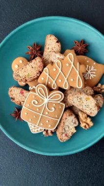Noel cantuccini kurabiyeleri fındıklı ve şekerli meyveler, zencefilli ekmek, yeni yıl kutlaması için hazırlık