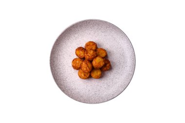 Lezzetli kızarmış patates topları ya da beyaz arka planda tuzlu, baharatlı ve otlu kroketler